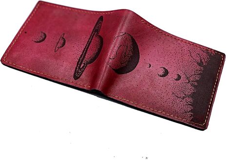 محفظة رجالية مصنوعة يدويًا من الجلد الطبيعي، محفظة ثنائية الطي، محفظة بنمط علم التنجيم الشمسي لنظام غالاكسي الشمسي - 3RE in Kuwait