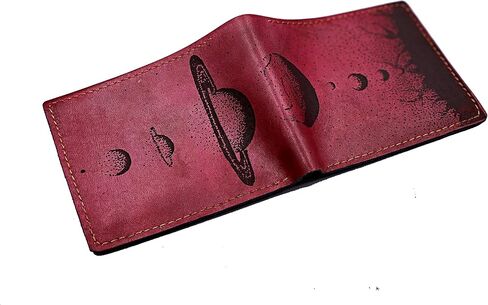 محفظة رجالية مصنوعة يدويًا من الجلد الطبيعي، محفظة ثنائية الطي، محفظة بنمط علم التنجيم الشمسي لنظام غالاكسي الشمسي - 3RE in Kuwait