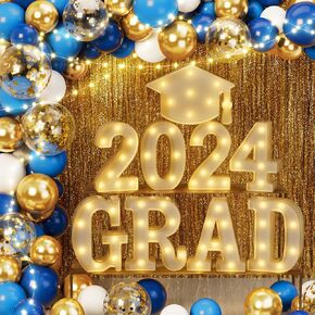 ديكورات التخرج 2024، 79 قطعة من لوازم حفلات التخرج مع 9 علامات حروف مضيئة LED "GRAD 2024" وقبعة، طقم إكليل البالونات للغرفة الخارجية والداخلية وديكور طاولة الحائط - فضي أزرق