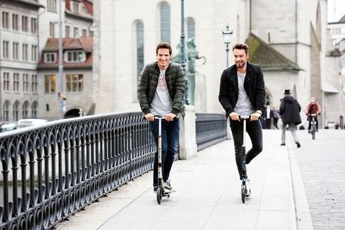 لوح كيك صغير - سكوتر معلق - سكوتر صغير ذو عجلتين، قابل للطي للحمل، بتصميم سويسري للمراهقين والبالغين بعجلات كبيرة ونظام تعليق حاصل على براءة اختراع للأعمار من 13 عامًا فما فوق (أسود) in Kuwait