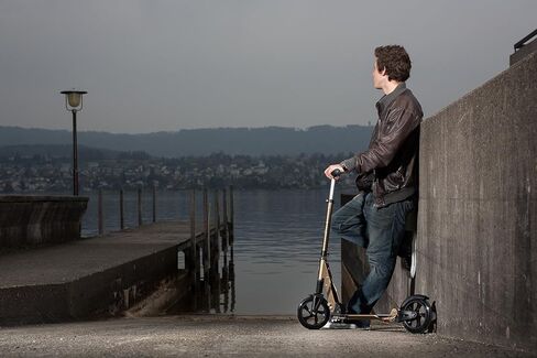 لوح كيك صغير - سكوتر معلق - سكوتر صغير ذو عجلتين، قابل للطي للحمل، بتصميم سويسري للمراهقين والبالغين بعجلات كبيرة ونظام تعليق حاصل على براءة اختراع للأعمار من 13 عامًا فما فوق (أسود) in Kuwait