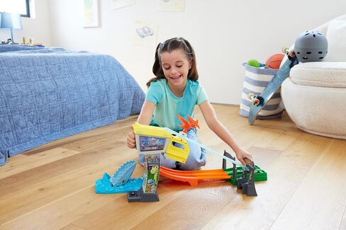 مجموعة مسارات Hot Wheels & Toy Cars، RacerVerse Jurassic World Blue’s Raptor Rush Track Set مع 2 متسابقين مصبوبين: Blue & Owen in Saudi Arabia