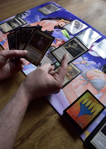 بساط لعب MTG (بساط لعب للرسوم المتحركة مع تخزين أنبوبي لمفرش اللعب) بساط لعب TCG من المطاط السميك من النيوبرين MTG مع خياطة قفل الغطاء، ملحقات MTG، ملحقات Magic The Gathering in Kuwait