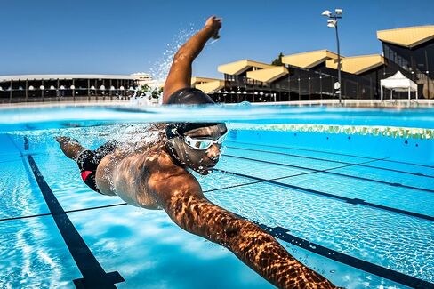 نظارات السباحة Aquasphere Kaiman EXO للبالغين من الجنسين - الثبات والراحة، مثالية للسباحين النشطين يوميًا | عدسة دخانية، إطار بترولي/شفاف in Kuwait