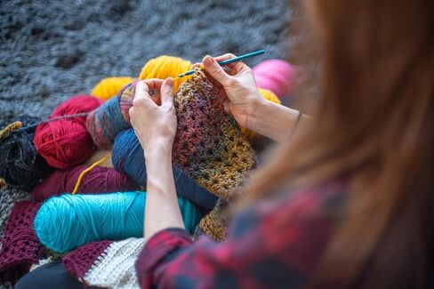 Weabetfu 121 قطعة من خطافات الكروشيه ومجموعة الخياطة، وخطاطيف كروشيه من الألومنيوم وخطاف كروشيه من الدانتيل، وخطاف كروشيه للحياكة، مجموعة كروشيه كاملة للمبتدئين، ملحقات متضمنة للمسافر in Kuwait