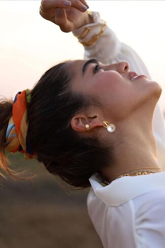 أقراط لؤلؤ كوبرين للنساء، مطلية بالذهب عيار 14 قيراط/925 من الفضة الاسترليني بجودة AAA + لآلئ مستديرة من المياه العذبة المستزرعة وأطواق ذهبية صغيرة متدلية من اللؤلؤ هدية مجوهرات الزفاف للنساء in Kuwait