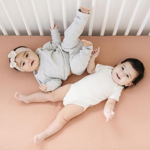 ملاءات سرير الأطفال الملائمة من Konssy Muslin، ملاءات سرير الأطفال المصنوعة من القطن بنسبة 100% لمرتبة سرير الأطفال القياسية (28 × 52 بوصة)، ناعمة ومسامية للأولاد والبنات (وردي مترب) in Kuwait