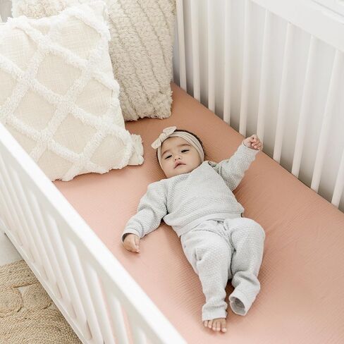 ملاءات سرير الأطفال الملائمة من Konssy Muslin، ملاءات سرير الأطفال المصنوعة من القطن بنسبة 100% لمرتبة سرير الأطفال القياسية (28 × 52 بوصة)، ناعمة ومسامية للأولاد والبنات (وردي مترب) in Kuwait