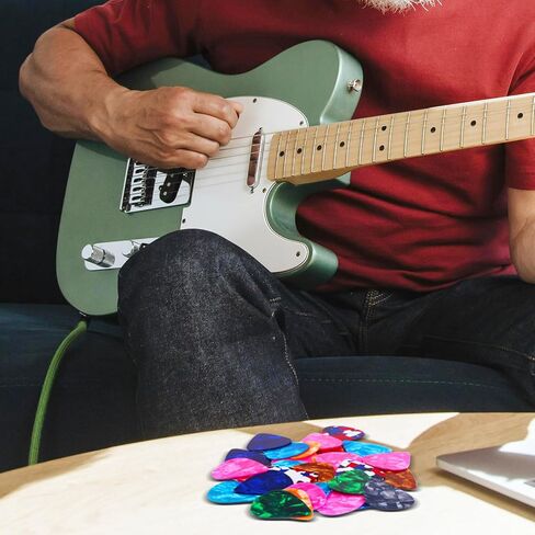 30 قطعة من أعواد جيتار السيليلويد مقاس 0.96 مم، هدية فريدة من نوعها للجيتار الصوتي، القيثارة، الباس، مع 3 سلاسل مفاتيح جلدية للجيتار ملفوفة في صندوق من القصدير الأسود in Kuwait