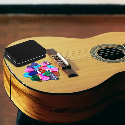 30 قطعة من أعواد جيتار السيليلويد مقاس 0.96 مم، هدية فريدة من نوعها للجيتار الصوتي، القيثارة، الباس، مع 3 سلاسل مفاتيح جلدية للجيتار ملفوفة في صندوق من القصدير الأسود in Kuwait