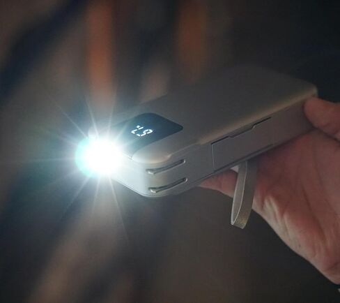 شاحن حائط محمول من ليمتلس بسعة 15000 مللي أمبير في الساعة مع شاشة رقمية LCD وكابلات مدمجة ومصباح يدوي و20 وات PD USB-C ومنفذين USB 22.5 وات QC (أرجواني معدني) in Kuwait