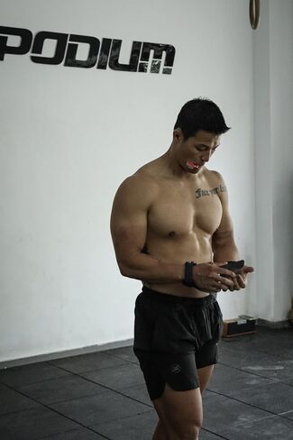 Carbon Hand Grips for at-Home Workouts Like Pull-ups, Weightlifting, WODs with Wrist Straps, Comfort and Support, Hand Protection from Rips and Blisters for Men and Women in Saudi Arabia