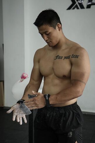 Carbon Hand Grips for at-Home Workouts Like Pull-ups, Weightlifting, WODs with Wrist Straps, Comfort and Support, Hand Protection from Rips and Blisters for Men and Women in Saudi Arabia