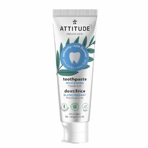 معجون أسنان بالفلورايد من ATTITUDE، يمنع تسوس الأسنان وتسوس الأسنان، نباتي، لم يتم الإساءة إلى الحيوانات في تصنيعه وخالي من السكر، مبيض، نعناع، ​​4.2 أونصة