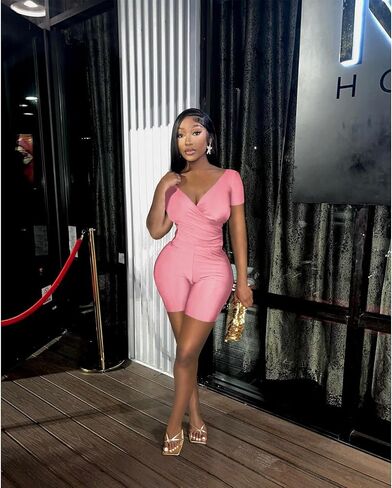 طقم مكون من قطعتين للنساء للخروج، بلوزات مثيرة بدون أكتاف وشورتات ضيقة، مجموعة ملابس نادي لامعة in Kuwait