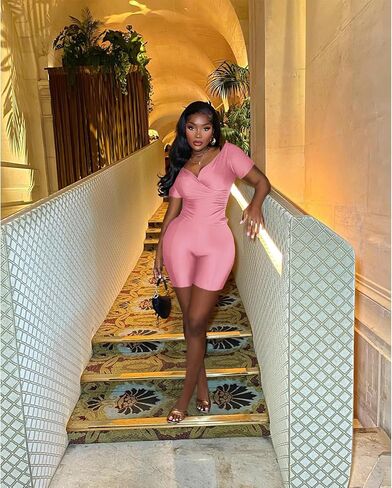 طقم مكون من قطعتين للنساء للخروج، بلوزات مثيرة بدون أكتاف وشورتات ضيقة، مجموعة ملابس نادي لامعة in Kuwait