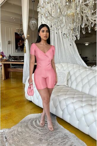 طقم مكون من قطعتين للنساء للخروج، بلوزات مثيرة بدون أكتاف وشورتات ضيقة، مجموعة ملابس نادي لامعة in Kuwait