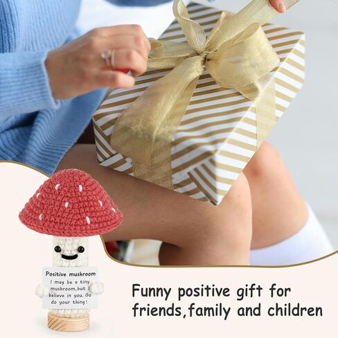 Dahey فطر كروشيه مضحك مع بطاقة إيجابية، لطيف دمية صوف محبوكة صغيرة ابتهج لعبة لتزيين حفلات أعياد الميلاد والتشجيع، هدايا إبداعية للنساء والأصدقاء والأطفال، أحمر in Kuwait