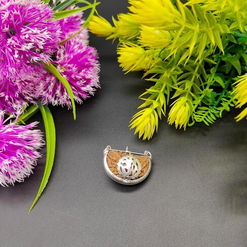 Ek Mukhi Kaju One Mukhi Half Moon Shape Rudraksha With Om Pendant in Saudi Arabia