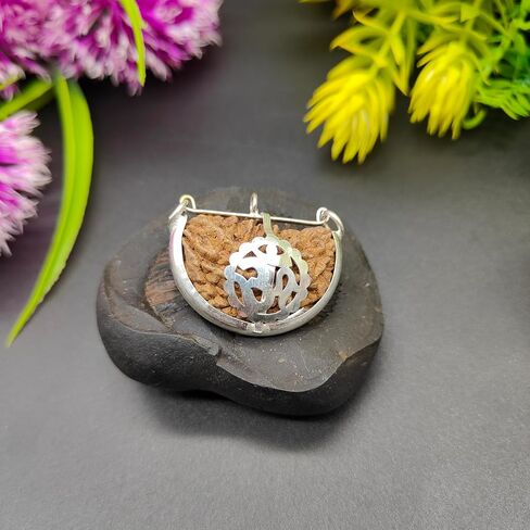 Ek Mukhi Kaju One Mukhi Half Moon Shape Rudraksha With Om Pendant in Saudi Arabia