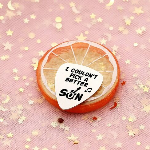 هدايا الابن يختار الجيتار من هدايا عيد ميلاد الأم والأب والابن، لم أتمكن من اختيار ابن أفضل in Kuwait