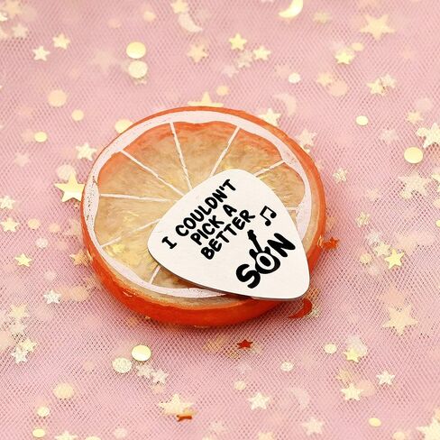 هدايا الابن يختار الجيتار من هدايا عيد ميلاد الأم والأب والابن، لم أتمكن من اختيار ابن أفضل in Kuwait