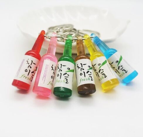 علب سوجو سلسلة المفاتيح الأزياء شرب سوجو زجاجة المفاتيح محاكاة الراتنج البيرة النبيذ حلية كيرينغ قلادة مجوهرات أقراط، سلاسل المفاتيح والسحر سلاسل المفاتيح سيارة اكسسوارات السيارات، سلسلة مفاتيح السيارة in Saudi Arabia