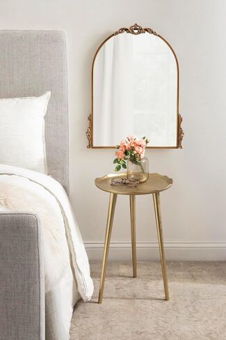 مرآة مقوسة تقليدية من Kate and Laurel Myrcelle، مقاس 21 × 26، فضية عتيقة، مرآة مقوسة مزخرفة مع تفاصيل إكليل مزخرفة على طول التاج وحواف الإطار in Saudi Arabia