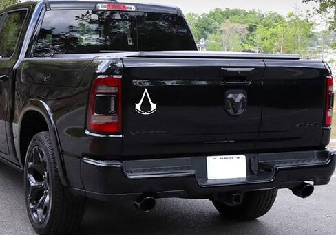 DW - ملصق لاصق من الفينيل مقطوع بشعار لعبة Assassin's Creed للسيارات والشاحنات وأجهزة الكمبيوتر المحمولة والنوافذ| أبيض | 6.5" in Kuwait