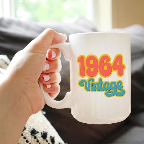 Vintage 1964 - هدايا عيد الميلاد الستين الممتعة للرجال والنساء الذين يبلغون من العمر 60 عامًا - فناجين قهوة قديمة - كوب سيراميك أبيض كبير سعة 15 أونصة in Saudi Arabia