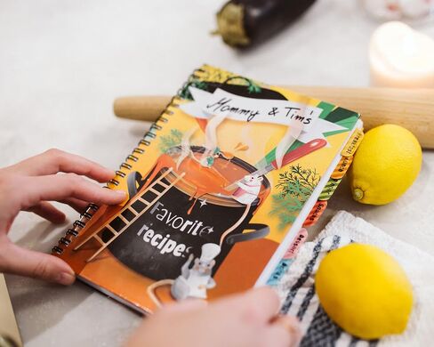 مجلة الطبخ للأطفال، كتاب طبخ فارغ، دفتر وصفات للأطفال، يتضمن أكثر من 100 ملصق in Saudi Arabia