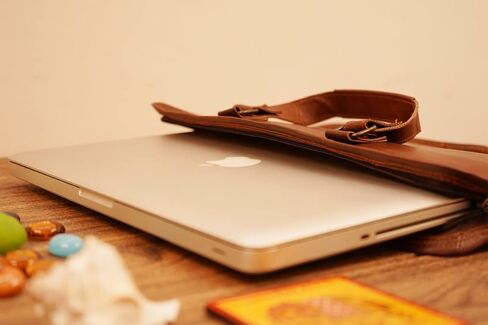 حافظة كمبيوتر محمول من الجلد الطبيعي حافظة فاخرة مع مقبض لأجهزة MacBook وSurface Book وأجهزة الكمبيوتر المحمولة بمقاسات عرض 13.3-13.5 بوصة، حافظة جلدية مصنوعة يدويًا للكمبيوتر المحمول - بني in Kuwait