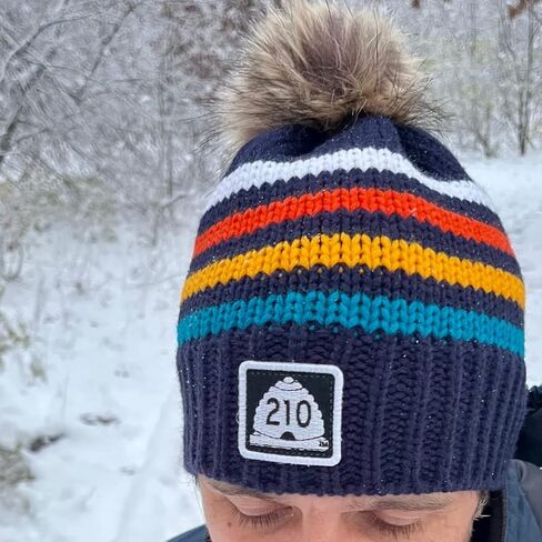 U210 قبعة بوم مخططة | قبعة شتوية محبوكة من يوتا مع بوم من الفرو الصناعي | سنوبيرد يوتا كاب in Kuwait
