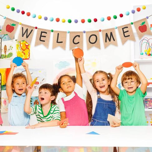 K1tpde قطعتان من لافتة الترحيب بالعودة إلى المدرسة مع مجموعة إكليل كرة من اللباد بوم بوم، وعلامة الترحيب وديكور لافتة بنمط التفاح، وإكليل كرة ملون للفصل الدراسي، وخلفية اليوم الأول للمدرسة in Kuwait