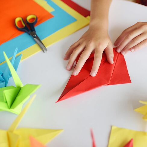 50 ورقة من ورق البطاقات اللامع، ورق حرفي لامع لامع مقاس A4 مقاس 11.7 × 8.3 بوصة، ورق لامع متنوع 10 ألوان لمشروع DIY، والديكور، ولفائف الهدايا 250 جرامًا في المتر المربع in Kuwait