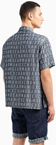 قميص رجالي من A｜X ARMANI EXCHANGE بأكمام قصيرة وشعار كامل من قماش الدنيم من قماش الجاكار وأزرار سفلية. تناسب منتظم in Saudi Arabia