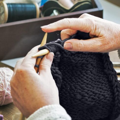 خيوط بطانية مكتنزة للحياكة من جي مارك، 437 ياردة. 28 أونصة. (800 جم) & كروشيه، كرات غزل سميكة، إبرة حياكة دائرية، خطافات كروشيه، شريط قياس، مقص، دبابيس، إبر معدنية غير حادة، دليل الاستخدام in Kuwait