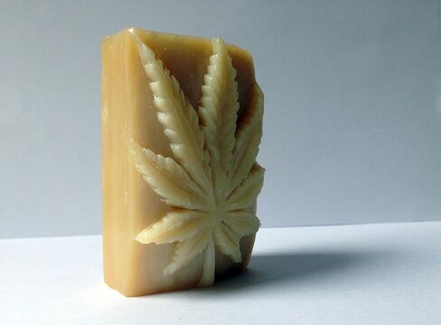 شمعة الماريجوانا المصنوعة من السيليكون والصابون والشمع والجص والراتنج وأوراق الطين in Kuwait