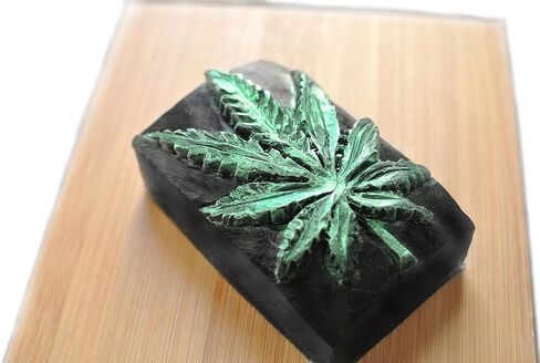 شمعة الماريجوانا المصنوعة من السيليكون والصابون والشمع والجص والراتنج وأوراق الطين in Kuwait