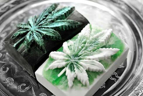 شمعة الماريجوانا المصنوعة من السيليكون والصابون والشمع والجص والراتنج وأوراق الطين in Kuwait