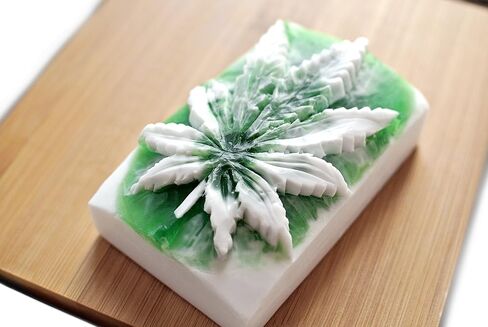 شمعة الماريجوانا المصنوعة من السيليكون والصابون والشمع والجص والراتنج وأوراق الطين in Kuwait