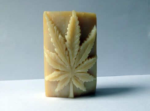 شمعة الماريجوانا المصنوعة من السيليكون والصابون والشمع والجص والراتنج وأوراق الطين in Kuwait