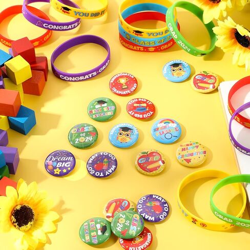100 قطعة من لوازم حفلات التخرج من رياض الأطفال من كارينهي، 50 سوار معصم من السيليكون للتخرج لعام 2024، 50 شارات لأزرار التخرج من رياض الأطفال للأطفال والطلاب وجوائز الفصل الدراسي وهدايا التخرج in Saudi Arabia