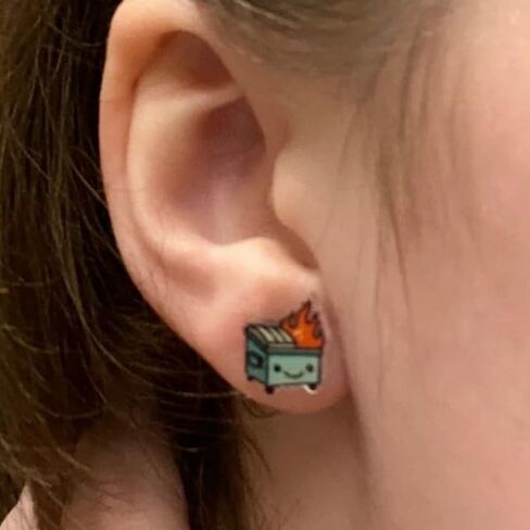 سلة المهملات النار أقراط مضحك ميمي القمامة حرق اللهب الأذن مسمار لطيف الكرتون الملونة الاكريليك مسمار Kawaii أقراط هيبوالرجينيك الفولاذ المقاوم للصدأ مجوهرات هدية عيد ميلاد للنساء الفتيات (قمامة النار أقراط) in Kuwait