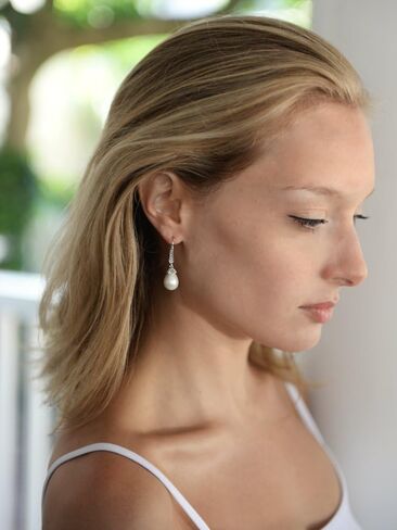 أقراط زفاف Mariell CZ عتيقة على شكل سلك فرنسي من اللؤلؤ العاجي المتدلي على شكل دمعة مطلية بالبلاتين in Kuwait