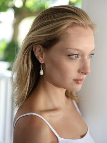 أقراط زفاف Mariell CZ عتيقة على شكل سلك فرنسي من اللؤلؤ العاجي المتدلي على شكل دمعة مطلية بالبلاتين in Kuwait