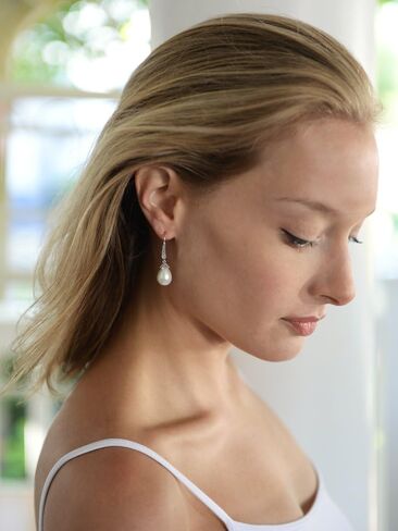 أقراط زفاف Mariell CZ عتيقة على شكل سلك فرنسي من اللؤلؤ العاجي المتدلي على شكل دمعة مطلية بالبلاتين in Kuwait