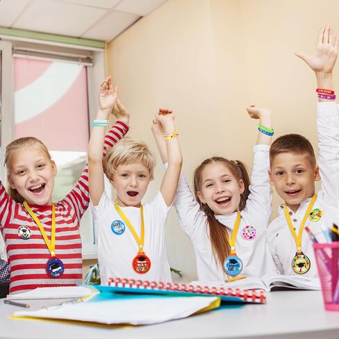 مجموعة هدايا حفلات التخرج من HOBBY HORSE مكونة من 120 قطعة تتضمن 30 ميدالية جائزة و30 سوارًا لتهنئة التخرج لرياض الأطفال و30 شارة و30 ملصقًا لحشو حقائب الهدايا الجيدة وهدايا حفلات ما قبل المدرسة in Kuwait