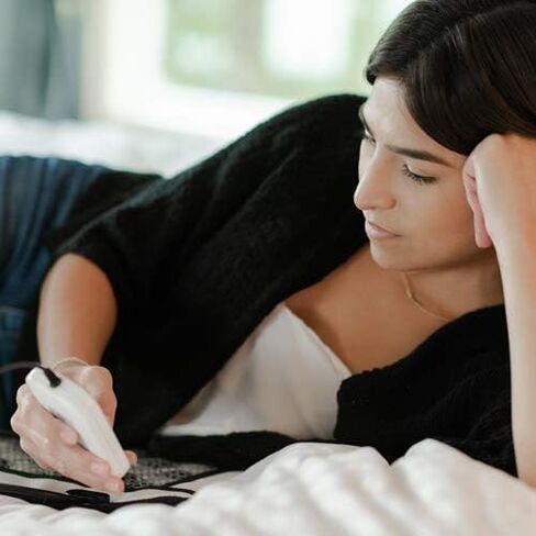 وسادة تدفئة بالأشعة تحت الحمراء البعيدة من iReliev مع اليشم الطبيعي والتورمالين (24 بوصة × 16 بوصة) - حرارة مخترقة تلطف آلام العضلات والمفاصل الصلبة والتشنجات والتهاب المفاصل وآلام الظهر - تتضمن حقيبة سفر in Kuwait