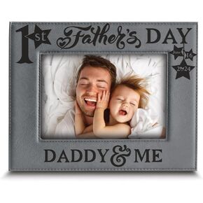 BELLA BUSTA - إطار صورة لعيد الأب الأول - عيد الأب الأول - إطار صورة من الجلد المحفور Daddy and Me (5 × 7 عموديًا)